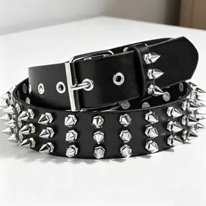 Gedetailleerde weergave van een zwarte punk PU-leren riem met drie rijen zilveren spikes.