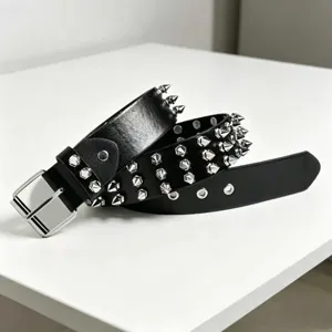 Detailopname van zwarte punk PU-leren riem met meerdere rijen zilveren spikes en studs