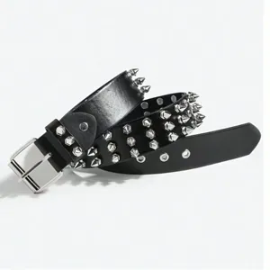 Detailweergave van zwarte punk PU-leren riem met drie rijen zilveren metalen spikes.
