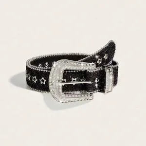 Gros plan d'une ceinture noire avec strass brillants et œillets en forme d'étoile