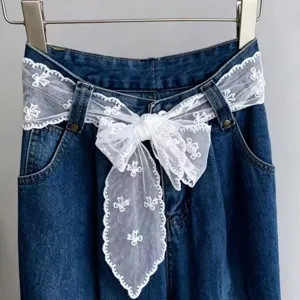 Weißer Spitzenband Taillengürtel mit besticktem Netzdesign, perfektes Jeans Accessoire.