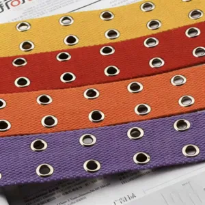 Gros plan de ceintures en toile à œillets doubles en jaune, rouge, orange et violet