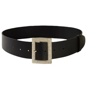 Cinturón ancho negro de mujer con elegante hebilla rectangular de pedrería brillante abrigo