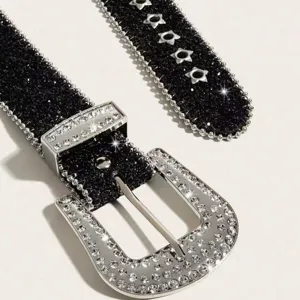 Gros plan d'une ceinture noire étincelante avec boucle en strass et œillets en étoile
