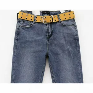 Gros plan d'une ceinture en toile jaune avec doubles œillets métalliques sur un jean bleu