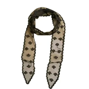 Elegantes Spitzenband Taillengürtel mit filigraner Blumenstickerei und stilvollem Text-Design.