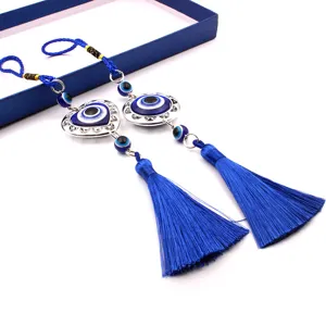 Detalle de colgantes de borlas de ojo turco azul con diseño de corazón y círculo