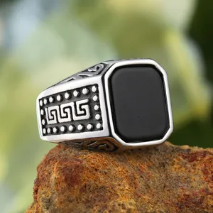 Gedetailleerde macro-opname van vintage herenring van titaniumstaal met onyx