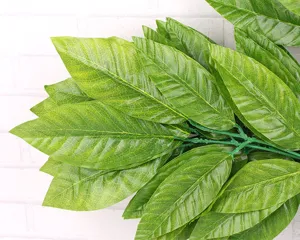 Macro-detail van kunstmatige mangobladeren met realistische groene nerven voor decor