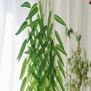 Vista dettagliata di foglie di salice verde artificiale pendenti per decorazione casa
