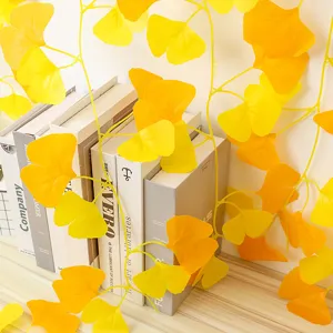 Ghirlanda artificiale di foglie di ginkgo giallo per decorare pareti e casa piante.