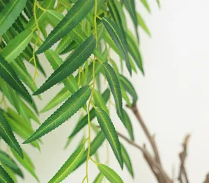 Dettaglio macro della consistenza realistica e del colore verde delle foglie di salice artificiali