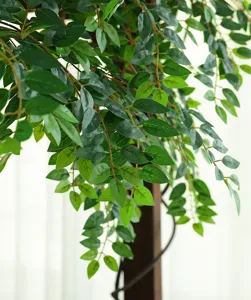 Primo piano dettagliato di rami di olmo artificiali, fogliame verde in plastica realistica.