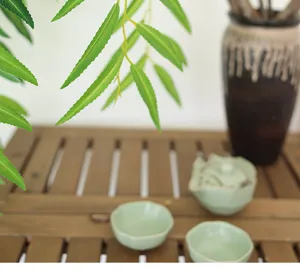 Primo piano di foglie di salice artificiali verdi per la decorazione della casa