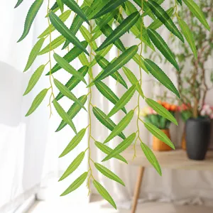 Vite di ramo di salice artificiale verde appeso per una decorazione domestica realistica