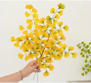 Rametto di foglie di ginkgo artificiale primo piano pianta autunnale gialla stelo floreale dettaglio