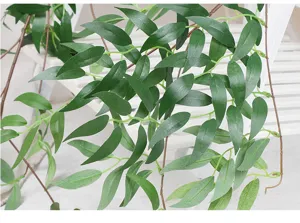 Primer plano de hojas de vid de sauce artificiales, follaje verde realista para decoración.
