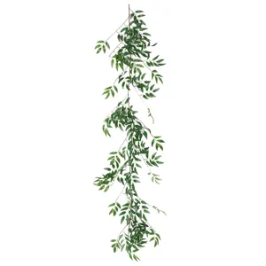 Guirnalda de hojas de sauce artificiales planta verde decoración boda interior.