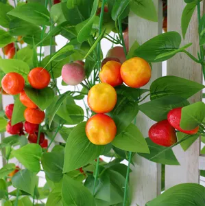 Vista dettagliata di vite di frutta artificiale con foglie verdi per decorazioni