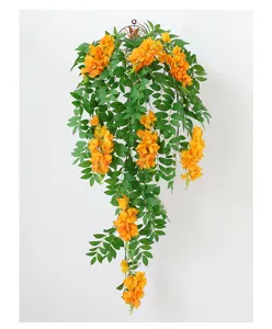 Vista dettagliata di una pianta pensile artificiale con vivaci fiori arancioni e foglie