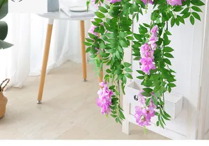 Primo piano di glicine artificiale rosa vibrante per la decorazione d'interni della casa