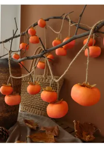 Dekorative künstliche Persimonen-Hängedeko mit Herbstlaub und rustikaler Vase