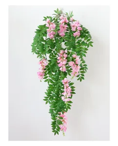 Vite di fiori rosa artificiali appesi con foglie verdi per la decorazione murale