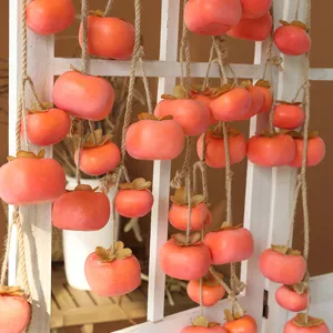 Realistische gefrostete künstliche Kakifrucht-Saiten für rustikale Herbst-Wanddeko.