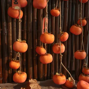 Künstliche Persimone Hängedekoration mit gefrosteten Früchten für Herbstdekor