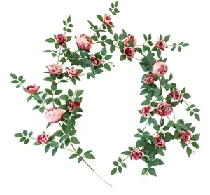 Vista detallada de enredadera de peonía artificial con flores rosa viejo y hojas verdes