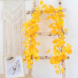 Vite di foglie di ginkgo giallo artificiale per decorazioni su scala in betulla