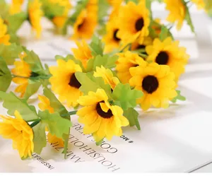 Gros plan de guirlande de tournesol artificielle pour décoration intérieure
