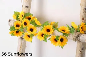 Gros plan d'une vigne de tournesols artificiels denses aux pétales jaunes sur bouleau.