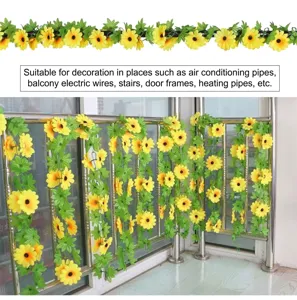 Guirlande de tournesols artificiels suspendue sur un balcon pour la décoration