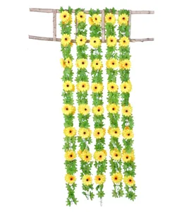 Vue détaillée des guirlandes de tournesols artificiels pour la décoration intérieure