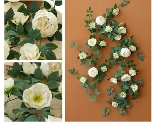 Vista detallada de guirnalda de peonías blancas artificiales con hojas verdes para decoración