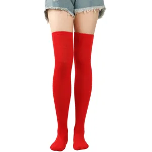 Detailansicht der leuchtend roten Baumwoll-Overknee-Strümpfe mit Denim-Shorts