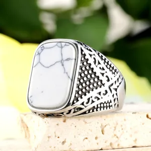 Vintage roestvrijstalen ring met witte turquoise steen en sierlijke gegoten patronen