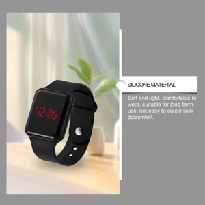 Dettaglio orologio digitale in silicone, cinturino nero morbido, display LED rosso.