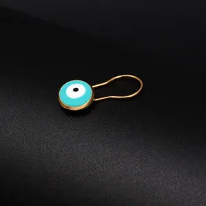 Primo piano dettagliato di una spilla turca vintage con occhio del male dorata