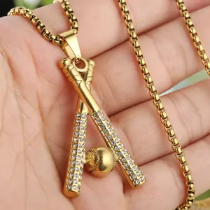 Primer plano de un colgante de bate de béisbol chapado en oro con piedras.
