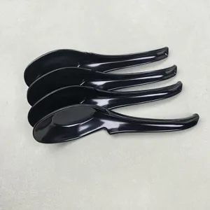 Set di quattro cucchiai da ramen in melamina nera spessa con ganci antiscivolo