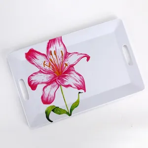 Vassoio da portata in melamina bianca, dettaglio con design di giglio rosa e comode maniglie.