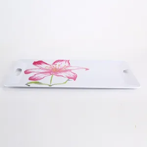 Vassoio da portata rettangolare in melamina con motivo a giglio rosa e maniglie per pranzo.