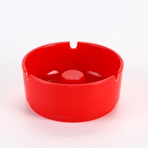 Roter runder Melamin Aschenbecher für den Haushalt, langlebiges Kunststoffmaterial, einfarbig.