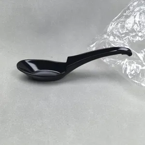 Dettaglio di un cucchiaio da ramen in melamina nera lucida con manico lungo e gancio