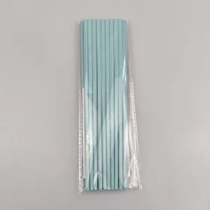 Vista di dettaglio di bacchette esagonali in melamina azzurra in confezione di plastica trasparente.