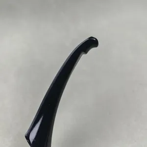 Primo piano del manico ergonomico del cucchiaio da ramen nero in melamina con gancio utile