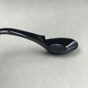 Dettaglio di un cucchiaio da zuppa in melamina nera con un pratico gancio sul manico.