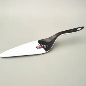 Detailansicht eines schwarz-weißen Tortenhebers aus Melamin mit dekorativem Blumenmuster.